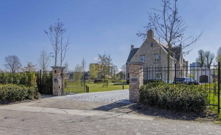 Tijdloze elektrische draaipoort bij Kempische woning