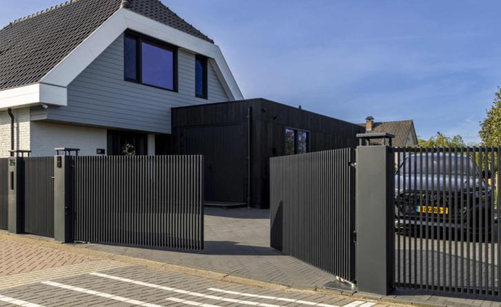 Moderne poort en sierhekwerk in Ouderkerk a/d IJssel
