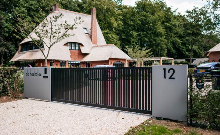 Moderne inrijpoort in Ermelo